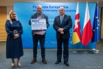 Dyrektor Anna Brzyska, Marszałek Jarosław Stawiarski i przedstawiciel akustica.Med