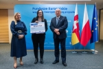Dyrektor Anna Brzyska, Marszałek Jarosław Stawiarski i przedstawicielka Fundacji I2