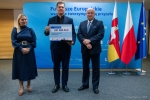 Dyrektor Anna Brzyska, Marszałek Jarosław Stawiarski i przedstawiciel Fundacji Aktywności Obywatelskiej