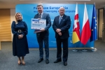 Dyrektor Anna Brzyska, Marszałek Jarosław Stawiarski i przedstawiciel Centrum Kształcenia Kadr Omega