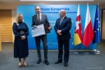 Dyrektor Anna Brzyska, Marszałek Jarosław Stawiarski i przedstawiciel firmy Euro Forum