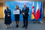 Dyrektor Anna Brzyska, Marszałek Jarosław Stawiarski i przedstawicielka Biura Doradczo-Księgowego J&J
