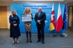 Dyrektor Anna Brzyska, Marszałek Jarosław Stawiarski i przedstawicielka firmy Proesa Sp. zo.o.