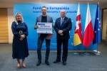 Dyrektor Anna Brzyska, Marszałek Jarosław Stawiarski i przedstawiciel Centrum Szkoleń i Innowacji Sp. z o.o.