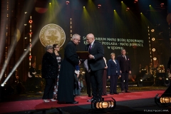 Marszałek Jarosław Stawiarski wręcza medal 550-lecia przedstawicielowi Sanktuarium Matki Bożej Kodeńskiej Królowej Jedności Podlasia - Matki Jedności w Kodniu