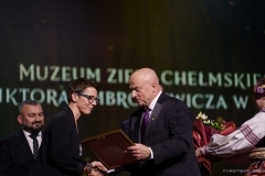 Marszałek Jarosław Stawiarski wręcza medal 550-lecia przedstawicielce Muzeum Ziemi Chełmskiej