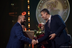 Czlonek Zarządu Województwa Lubelskiego Marcin Szewczak wręcza medal 550-lecia przedstawicielowi Stowarzyszenia Zwykłego Marsz Szlakiem Józefa Franczaka ps. „Laluś”