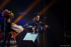Artyści muzycy Stanisław Leszczyński i Dorota Michalak-Michalewska podczas wykonywania utworu na skrzypcach