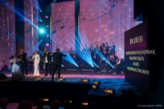 Trio muzyczne Piotr Selim, Natalia Wilk i Jan Kondrat na scenie podczas wspólnego występu artystycznego