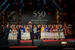 Marszałek Jarosław Stawiarski pozuje do zdjęcia wspólnie z Magdaleną Filipek-Sobczak, Renatą Bielecką  i zespołem tańca ludowego