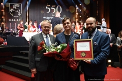 Przewodniczący Sejmiku Województwa Lubelskiego pozuje do zdjęcia wspólnie z laureatami medalu 550-lecia województwa lubelskiego