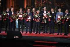 Przedstawiciele  instytucji, które otrzymały medal 550-lecia stoją wspólnie na scenie i pozują do zdjęcia wraz z członkami zarządu województwa lubelskiego
