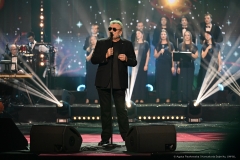 Krzysztof Cugowski podczas występu na scenie