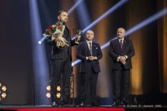 Ks. Łukasz Mudrak odbiera nagrodę dla Caritas w kategorii Ambasador Specjalny