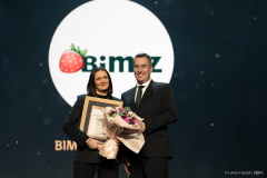 Przedstawicielka firmy Bimiz Food Sp. zo.o. odbiera nagrodę Marka LUBELSKIE z rąk członka zarządu Marcina Szewczaka