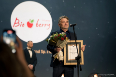 Przedstawiciel firmy Bio Berry Poland Sp. z o.o. prezentuje certyfikat Marka LUBELSKIE