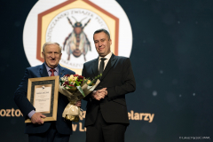 Przedstawiciel Roztoczańskiego Związku Pszczelarzy odbiera certyfikat Marka LUBELSKIE z rąk członka zarządu Marcina Szewczaka