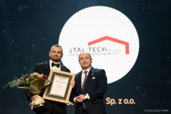 Przedstawiciel firmy STAL TECH odbiera nagrodę z rąk wicemarszałka Piotra Bresia