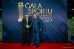Laureat Kategorii Sportowiec Roku z Niepełnosprawnością, Mariusz Mąka. Na zdjęciu obok wicemarszałka Zbigniewa Wojciechowskiego.