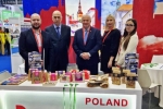 Marszałek Jarosław Stawiarski wraz z pracownikami stoiska promocyjnego województwa lubelskiego