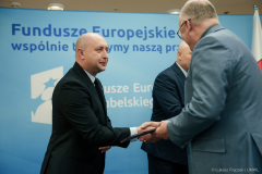 Wicemarszałek Piotr Breś wręcza dofinansowanie beneficjentowi