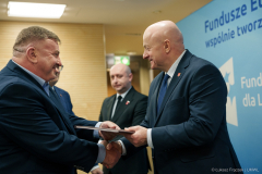 Marszałek Jarosław Stawiarski wręcza umowę o dofinansowanie