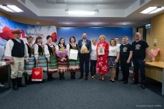 Na zdjęciu znajduje się kilkanaście osób. Są to przedstawiciele Koła gospodyń wiejskich Wygnanka w towarzystwie wicemarszałka Marka Wojciechowskiego