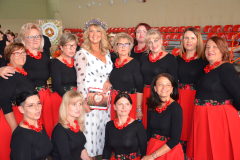 Ewa Wachowicz pozująca do zdjęcia z KGW 