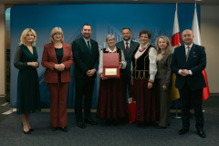 od lewej Ewa Szałachwiej, Renata Bielecka, wicemarszałek Marek Wojciechowski, uhonorowani ,  wicemarszełek Piotr Breś