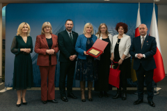 od lewej Ewa Szałachwiej, Renata Bielecka, wicemarszałek Marek Wojciechowski, uhonorowani ,  wicemarszełek Piotr Breś