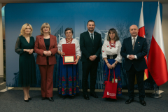 od lewej dr. Ewa Szałachwiej, Renata Bielecka, wicemarszałek Marek Wojciechowski, nagrodzone Panie,  wicemarszałek Piotr Breś