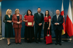 od lewej dr. Ewa Szałachwiej, Renata Bielecka, wicemarszałek Marek Wojciechowski, nagrodzone Panie,  wicemarszałek Piotr Breś