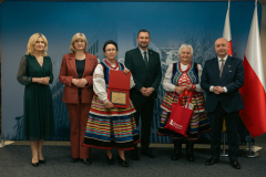 od lewej dr. Ewa Szałachwiej, Renata Bielecka, wicemarszałek Marek Wojciechowski, nagrodzone Panie,  wicemarszałek Piotr Breś