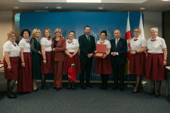 panie w strojach ludowych,  dr. Ewa Szałachwiej, wicemarszałek Marek Wojciechowski, wicemarszałek Piotr Breś  