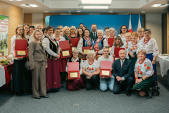 panie w strojach ludowych wraz z wicemarszałkiem Piotrem Bresiem. wicemarszałkiem Markiem Wojciechowskim oraz dr Ewą Szałachwiej 