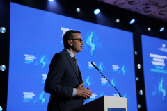 Były Prezes Rady Ministrów Mateusz Morawiecki przemawia z mównicy podczas Samorządowego Kongresu Trójmorza.