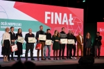 Scena na której stoi około piętnastu osób, część z nich to laureaci konkursu filmowego, ponadto na scenie stoi jury konkursu i dyrektorka UMWL, wszyscy pozują do zdjęcia