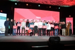 Na scenie stoi okolo dwudziestu osób, w większości sa to laureaci konkursu fotograficznego. Ponadto na scenie stoją członkowie jury oraz dyrektorka UMWL, wszyscy pozują wspólnie do zdjęcia