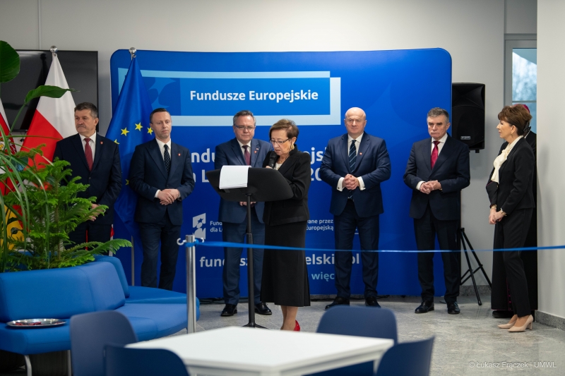 Praca plastyczna w formie książki z tekturowymi stronami i wklejonymi mapami
