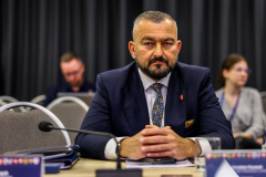 Na zdjęciu widoczny jest elegancko ubrany mężczyzna siedzący przy stoliku. Jest to Jarosław Kwasek, Członek Zarządu Województwa Lubelskiego. 