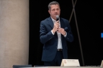Krzysztof Bojarski przemawia do mikrofonu