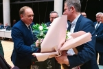 Około 5 osób w tym Przewodniczący Sejmiku składa gratulacje Krzysztofowi Bojarskiemu