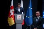 Dariusz Białowąs składa ślubowanie przy mównicy. Obok Marek Wojciechowski