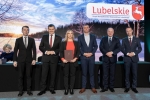 Zdjęcie grupowe przedstawicieli Lokalnych Grup Działania w towarzystwie członków zarządu