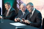 Marszałek Jarosław Stawiarski podpisuje umowę