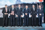 Zdjęcie grupowe przedstawicieli Lokalnych Grup Działania w towarzystwie członków zarządu