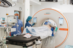 Pacjent podczas badania tomografem