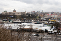 Widok na wiaty straganowe przed powstaniem parkingu