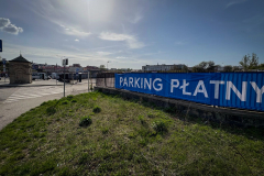 Widok na wjazd na parking przy Lubelskich Dworcach