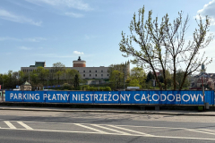 Widok na parking przy Lubelskich Dworcach w tle Zamek Lubelski